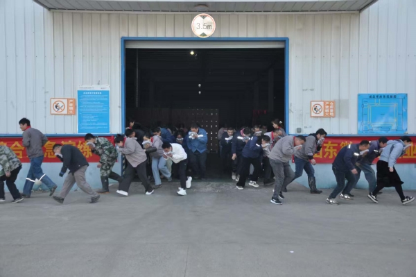 微山湖酒業(yè)公司開展火災(zāi)逃生應(yīng)急演練